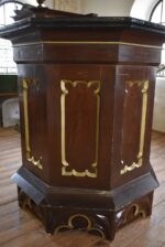 Starožitná smrková kazatelna z venkovského kostela v neogotickém stylu