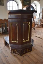 Starožitná smrková kazatelna z venkovského kostela v neogotickém stylu