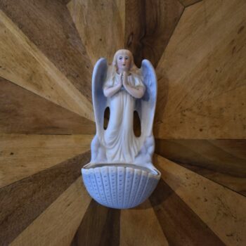 Starožitná porcelánová kropenka s okřídleným andílkem a mušlovou nádobkou.