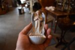 Starožitná porcelánová kropenka s okřídleným andílkem a mušlovou nádobkou.