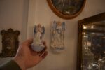 Starožitná porcelánová kropenka s okřídleným andílkem a mušlovou nádobkou.