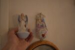 Starožitná porcelánová kropenka s okřídleným andílkem a mušlovou nádobkou.