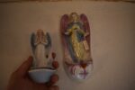 Starožitná porcelánová kropenka s okřídleným andílkem a mušlovou nádobkou.