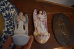 Starožitná porcelánová kropenka s okřídleným andílkem a mušlovou nádobkou.