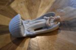 Starožitná porcelánová kropenka s okřídleným andílkem a mušlovou nádobkou.