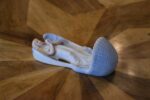 Starožitná porcelánová kropenka s okřídleným andílkem a mušlovou nádobkou.