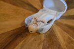 Starožitná porcelánová kropenka s okřídleným andílkem a mušlovou nádobkou.