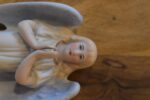 Starožitná porcelánová kropenka s okřídleným andílkem a mušlovou nádobkou.
