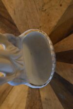 Starožitná porcelánová kropenka s okřídleným andílkem a mušlovou nádobkou.