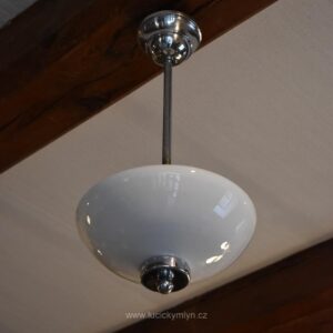 Starožitný funkcionalistický lustřík z chromované mosazi s bílým talířovým stínidlem.