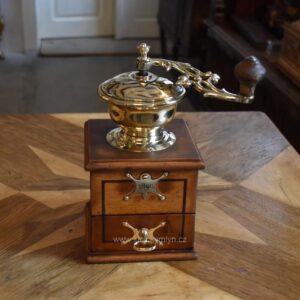 Starožitný secesní kávomlýnek s mosaznou datací 1906 a intarzovanou dřevěnou skříňkou