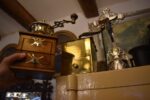 Starožitný secesní kávomlýnek s mosaznou datací 1906 a intarzovanou dřevěnou skříňkou