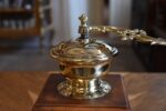 Starožitný secesní kávomlýnek s mosaznou datací 1906 a intarzovanou dřevěnou skříňkou