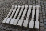 Starožitné soustružené mramorové balustrádové sloupky, komplet 8 kusů.