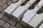 Starožitné soustružené mramorové balustrádové sloupky, komplet 8 kusů.