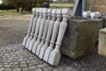 Starožitné soustružené mramorové balustrádové sloupky, komplet 8 kusů.