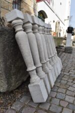 Starožitné soustružené mramorové balustrádové sloupky, komplet 8 kusů.