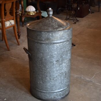 Vysoká historická pozinkovaná válcová nádoba na benzin z první poloviny 20. století.