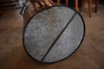 Vysoká historická pozinkovaná válcová nádoba na benzin z první poloviny 20. století.