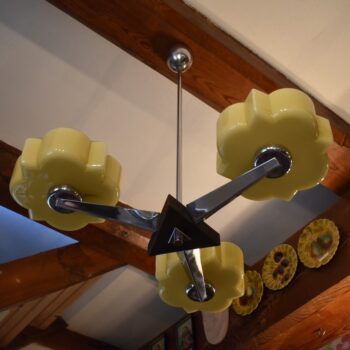 Chromovaný tří-ramenný lustr Napako s medově žlutými stínidly z litého skla