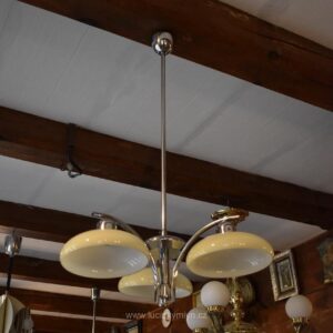 Starožitný tří-ramenný lustr Napako z chromované mosazi s mléčně bílými miskovými stínidly