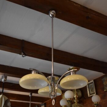 Starožitný tří-ramenný lustr Napako z chromované mosazi s mléčně bílými miskovými stínidly