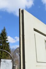 Vysoké starožitné smrkové jednokřídlé dveře se šesti profilovanými kazetami