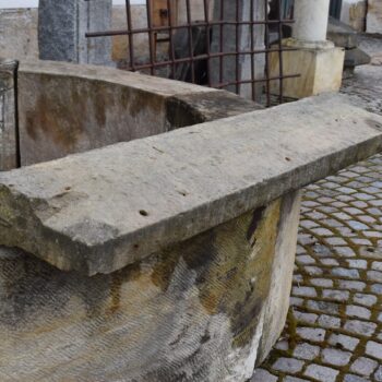 Starožitný ručně sekaný pískovcový parapet délky 144 cm z 1. poloviny 19. století.