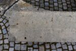 Starožitný ručně sekaný pískovcový parapet délky 144 cm z 1. poloviny 19. století.