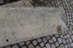 Starožitný ručně sekaný pískovcový parapet délky 144 cm z 1. poloviny 19. století.