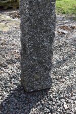 Pár historických ručně sekaných žulových plotových sloupků se staletou patinou.