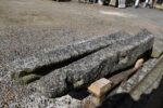 Pár historických ručně sekaných žulových plotových sloupků se staletou patinou.