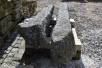 Pár historických ručně sekaných žulových plotových sloupků se staletou patinou.