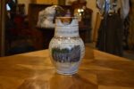 Antyczny secesyjny porcelanowy dzbanek z widokiem na kolumnadę w Mariánských Lázních.