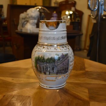 Starožitný secesní porcelánový džbán s pohledem na kolonádu v Mariánských Lázních.