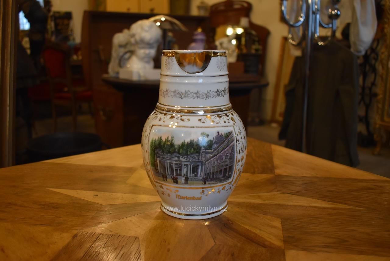 Antyczny dzbanek w stylu secesyjnym z białej i złoconej porcelany „Marienbad“ – pamiątka uzdrowiskowa z Mariánských Lázní Antyczny secesyjny porcelanowy dzbanek z widokiem na kolumnadę w Mariánských Lázních.