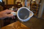 Antyczny secesyjny porcelanowy dzbanek z widokiem na kolumnadę w Mariánských Lázních.