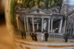 Antyczny secesyjny porcelanowy dzbanek z widokiem na kolumnadę w Mariánských Lázních.
