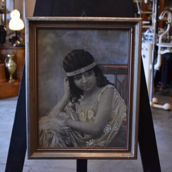 Dobový kolorovaný portrét secesně oděné dámy, signováno Vraný 1924.