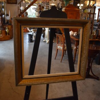 Prvorepublikový profilovaný rám z masivního dřeva s kolorovanou patinací.