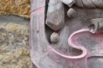 Secesní fasádní štukatérský reliéf s hlavou ženy a florálně ornamentálním dekorem.