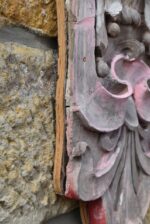 Secesní fasádní štukatérský reliéf s hlavou ženy a florálně ornamentálním dekorem.