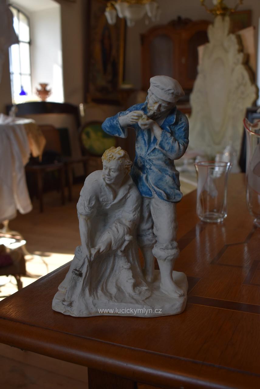 Starožitná porcelánová soška „Rybáři“ – Royal Dux 1. 1/2 20. stol. Porcelánová soška Rybáři od Royal Dux z první poloviny 20. století