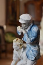 Porcelánová soška Rybáři od Royal Dux z první poloviny 20. století