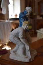Porcelánová soška Rybáři od Royal Dux z první poloviny 20. století