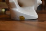 Keramická soška sáňkujících chlapců od Jihokery Bechyně ze 70. let