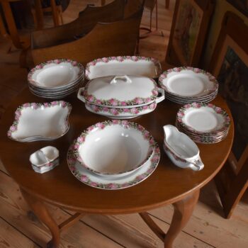 Starožitný prvorepublikový jídelní porcelánový servis Loket s růžičkovým dekorem.
