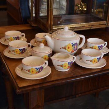 Starožitný čajový servis pro 6 osob z keramiky Teplice s pestrým květinovým dekorem.