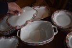Starožitný prvorepublikový jídelní porcelánový servis Loket s růžičkovým dekorem.