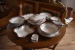 Starožitný prvorepublikový jídelní porcelánový servis Loket s růžičkovým dekorem.